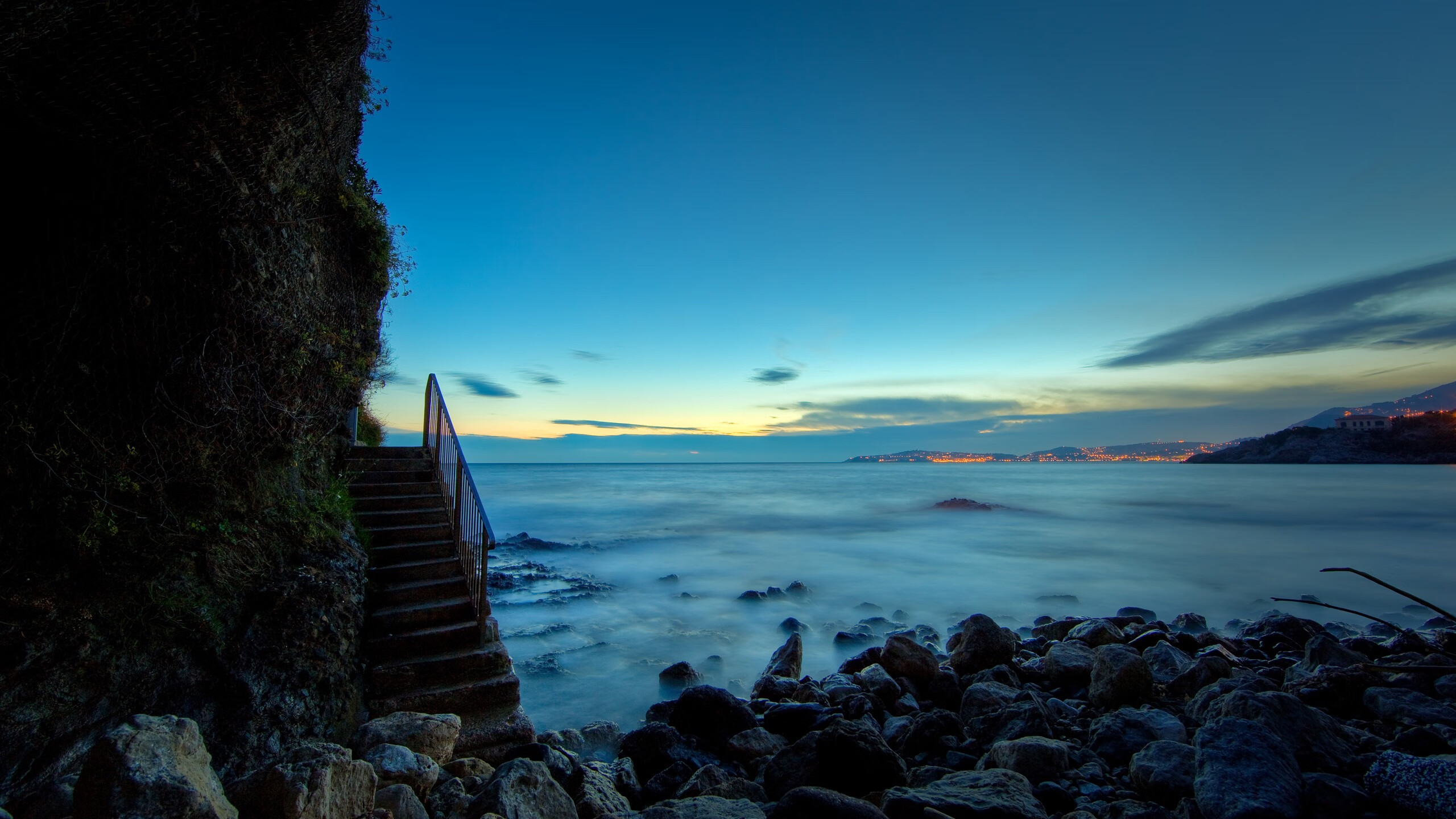 足球赛场上各队风云际会,竞争日渐激烈,修改病句足球比赛时队员们提出胜不骄败不馁